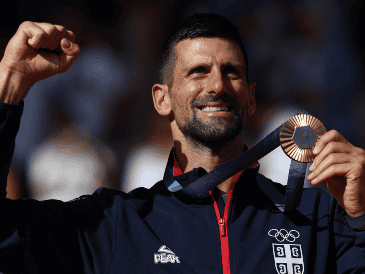 Novak Djokovic, de 37 años, actual número 2 de la ATP, logró el domingo el único triunfo que faltaba en su palmarés en el que sobresalen 24 títulos del Grand Slam. Xinhua/Gao Jing