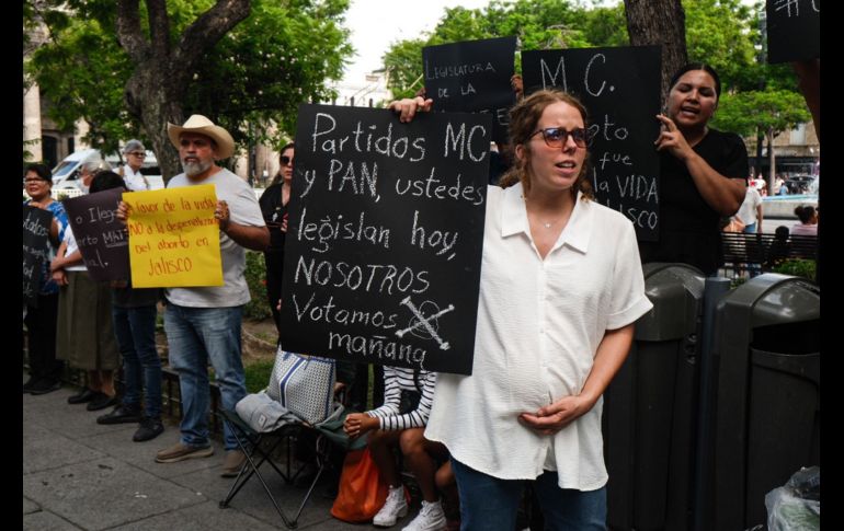 Para reclamar que no se despenalice el aborto, colectivos ciudadanos pro-vida se manifestaron afuera del Congreso de Jalisco. EL INFORMADOR/ J. Urrutia.