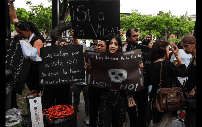 Para reclamar que no se despenalice el aborto, colectivos ciudadanos pro-vida se manifestaron afuera del Congreso de Jalisco. EL INFORMADOR/ J. Urrutia.