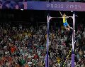 Armand Duplantis fue la estrella que más brilló en el cielo parisino al superar los 6.25 metros en el salto con pértiga, récord mundial. XINHUA/L. Wai