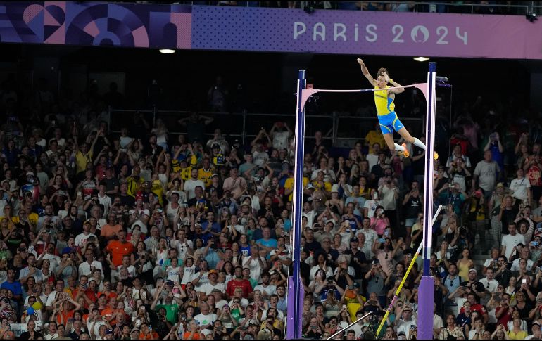 Armand Duplantis fue la estrella que más brilló en el cielo parisino al superar los 6.25 metros en el salto con pértiga, récord mundial. XINHUA/L. Wai