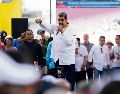 El presidente Nicolás Maduro aseguró quela aplicación Whatsapp está siendo usada en el país para amenazar a militares y policías. AP