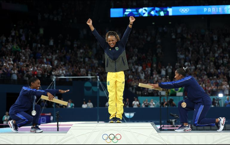 Simone Biles y Jordan Chiles tuvieron un buen gesto deportivo para felicitar el gran desempeño de su competidora, Rebeca Andrade, en la final de suelo de la gimnasia artística de París 2024. XINHUA/C. Can