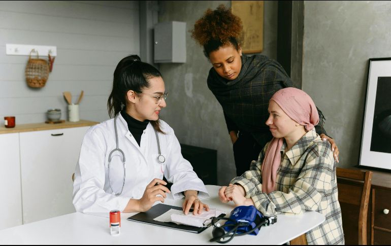 Una vez detectada la enfermedad, el oncólogo será el médico especialista en tratarla. ESPECIAL