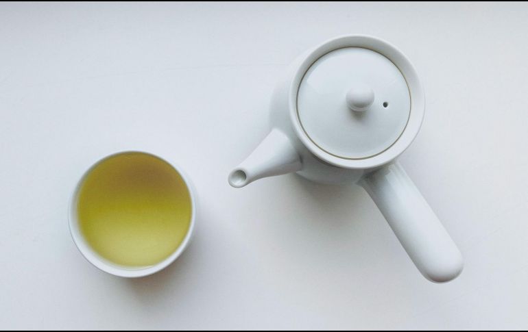 Para preparar el té blanco solo basta con hervir unas hojas del mismo en agua natural por al menos 5 minutos. Deja reposar y sirve al gusto. ESPECIAL / Foto de Vin Jin en Unsplash