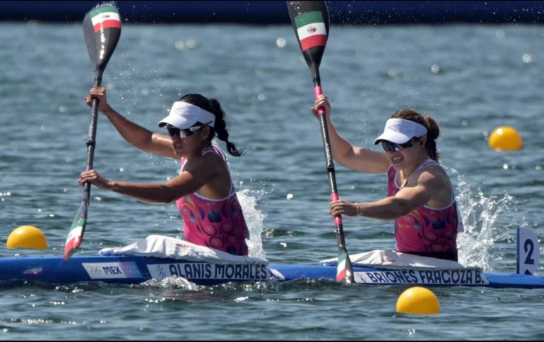 Karina Alanís y Beatriz Briones también participaron en la prueba de kayak doble. AFP/B. Guay