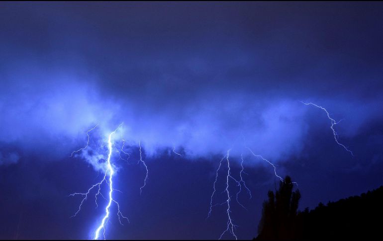 sugieren que las tormentas eléctricas en la Tierra primitiva pudieron haber facilitado reacciones radicales y electroquímicas en diferentes fases. EFE / ARCHIVO