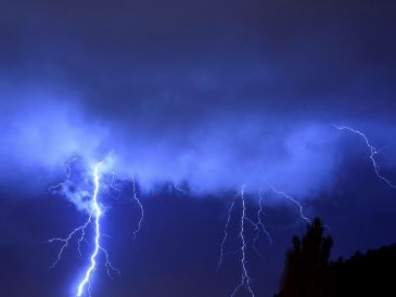 sugieren que las tormentas eléctricas en la Tierra primitiva pudieron haber facilitado reacciones radicales y electroquímicas en diferentes fases. EFE / ARCHIVO