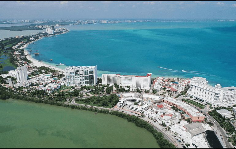 Desde las 17 horas de este miércoles, Cancún y Playa del Carmen han sufrido un corte de energía eléctrica y una severa interrupción en los servicios de telefonía e Internet. AFP / ARCHIVO