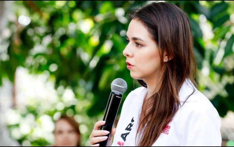 Haro conversó con con integrantes de la comunidad. CORTESÍA.