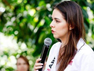 Haro conversó con con integrantes de la comunidad. CORTESÍA.