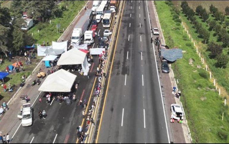 La protesta se realiza exigiendo el pago de unas tierras que aseguran les fueron expropiadas para la construcción de la autopista Arco Norte. X/ @GN_Carreteras.