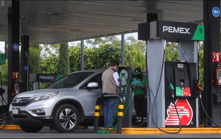 Para la primera semana de este mes, el precio de la gasolina verde subió a los 24.85 pesos, casi 29% de incremento; mientras que la roja se oferta en $26.24 el litro, alrededor de 25 por ciento. EL INFORMADOR/Archivo