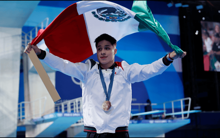 Osmar Olvera alza la bandera de México luego de ser premiado con medalla de bronce el 8 de agosto del 2024. EFE/T. AKMEN