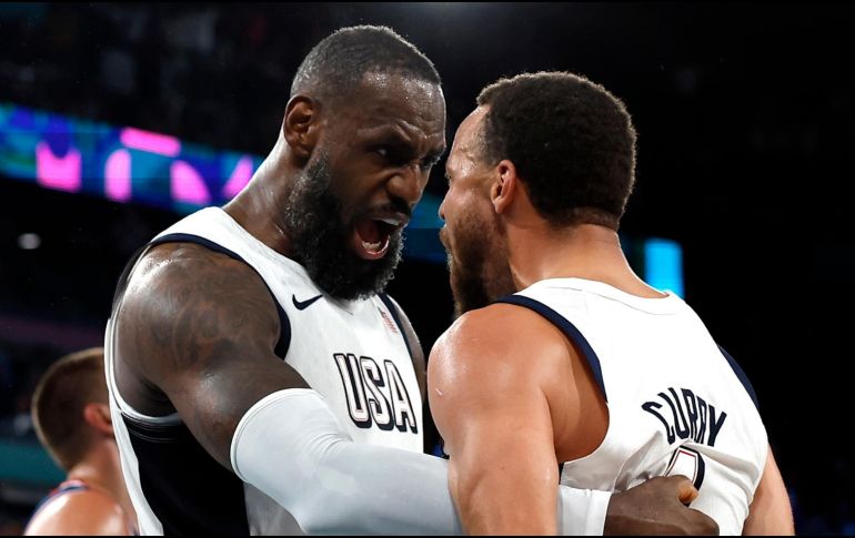 LeBron James tuvo un triple-doble ante Serbia y Steph Curry explotó anotando 36 puntos, 27 de ellos producto de nueve triples. EFE/Y. Valat