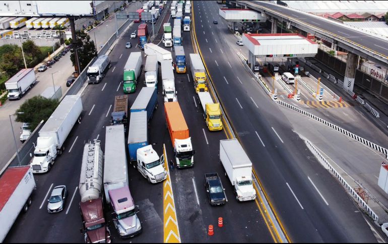 Filas kilométricas de traileros quedaron varados por más de 50 horas sobre la autopista México-Puebla en la caseta de cobro San Marcos en el Estado de México. EL UNIVERSAL