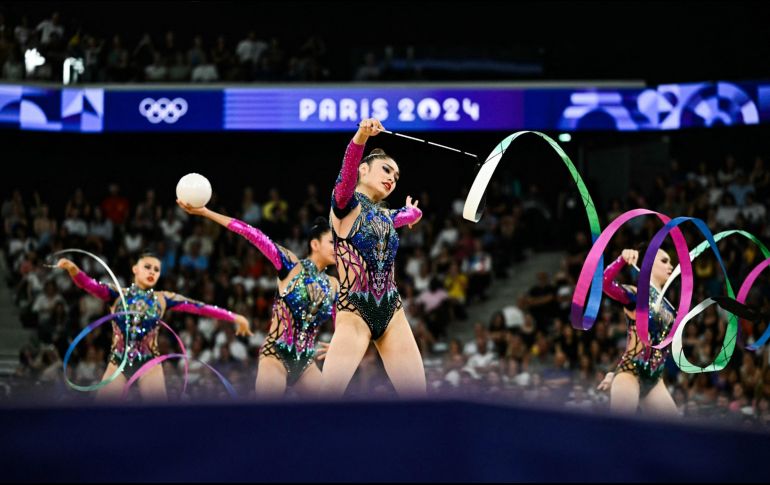 Las gimnastas mexicanas en su prueba de pelota y listones. AFP/L. Bonaventure