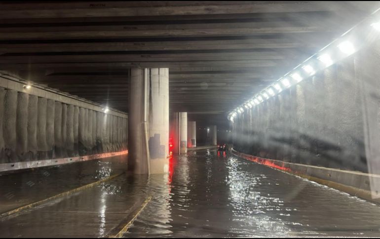 En el paso a desnivel de Ciudad Judicial también hubo inundaciones con 30 centímetros de altura del agua. ESPECIAL