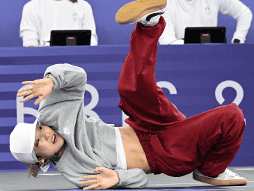 Competidora japonesa durante la competencia clasificatoria de breaking en los Juegos Olímpicos de París 2024, la mañana del 9 de agosto. EFE/EPA/C. BLUMBERG