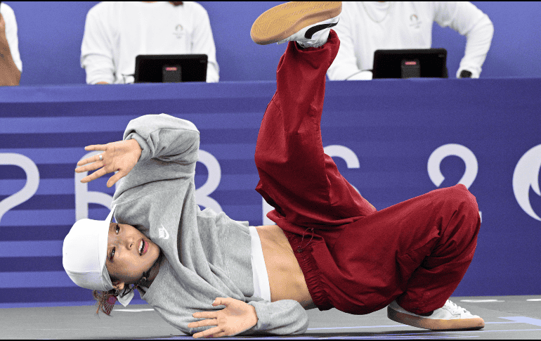 Competidora japonesa durante la competencia clasificatoria de breaking en los Juegos Olímpicos de París 2024, la mañana del 9 de agosto. EFE/EPA/C. BLUMBERG