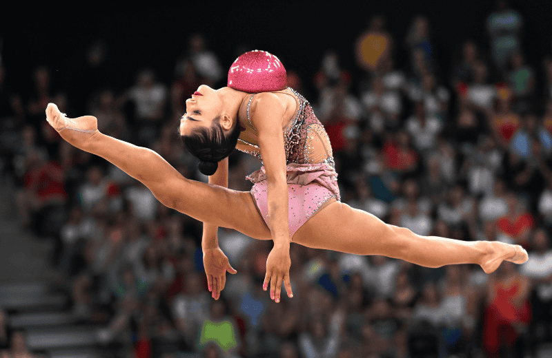 La gimnasta italiana Sofia Raffaeli ejecutando una prueba con la pelota en la clasificatoria individual de gimnasia rítmica en París 2024, el 8 e agosto. XINHUA/C. MIN