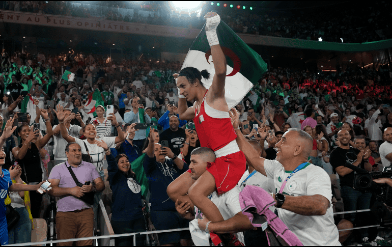 La boxeadora argelina Imane Khelif es llevada en hombros tras vencer a la china Yang Liu para ganar la medalla de oro en la categoría de los 66 kilogramos de los Juegos Olímpicos, el viernes 9 de agosto de 2024, en París. AP/A. Cubillos.