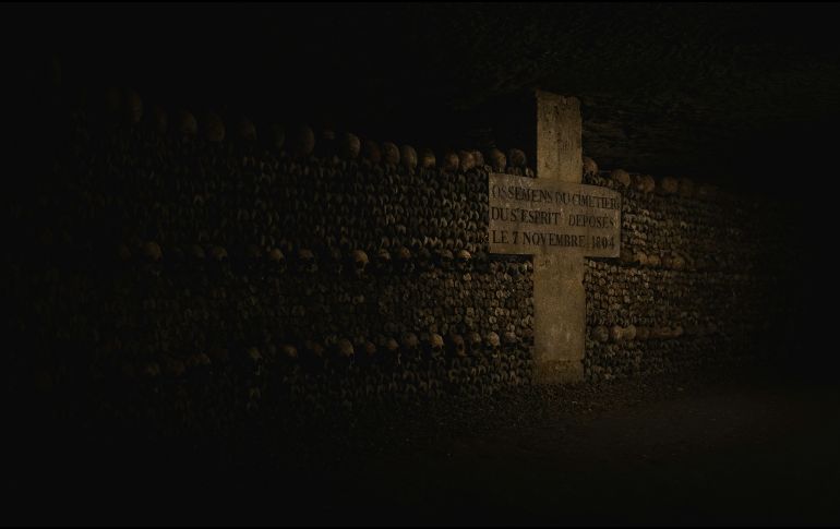 En las paredes se encuentran placas grabadas que indican el cementerio de origen y la fecha de traslado de los restos. Unsplash