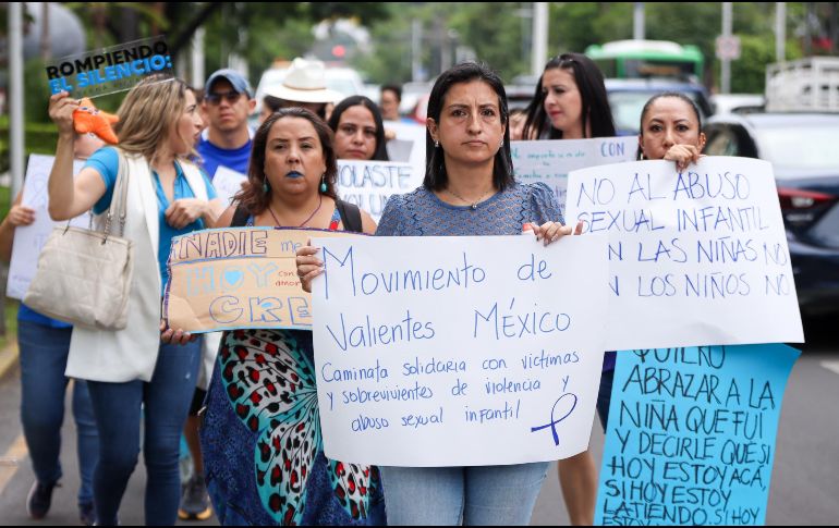 Sobrevivientes de violencia sexual infantil hacia las 16:30 de la tarde salieron y tomaron la vialidad con carteles en mano para visibilizar esta causa. EL INFORMADOR/H.FOGUEROA