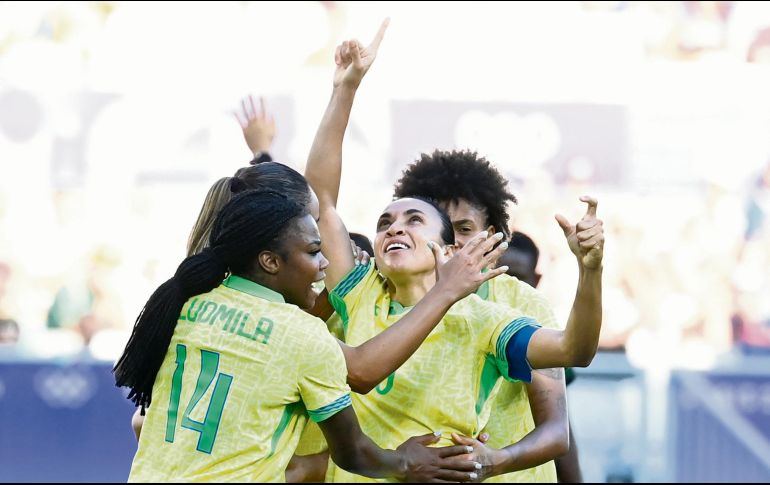 Marta (mano en alto) jugará hoy su último partido como seleccionada brasileña. AFP/C. Archambault