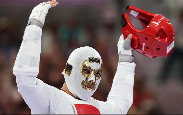 Carlos caminó a la colchoneta de competencia con una máscara de luchador que causó revuelo entre el público. AFP