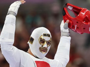 Carlos caminó a la colchoneta de competencia con una máscara de luchador que causó revuelo entre el público. AFP