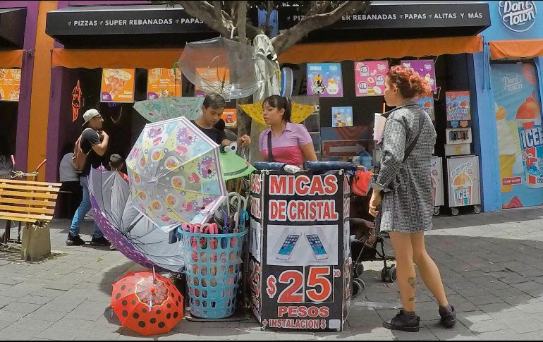 Comerciantes podrán ofrecer sus productos a partir de hoy en la vía pública. EL INFORMADOR/ Archivo