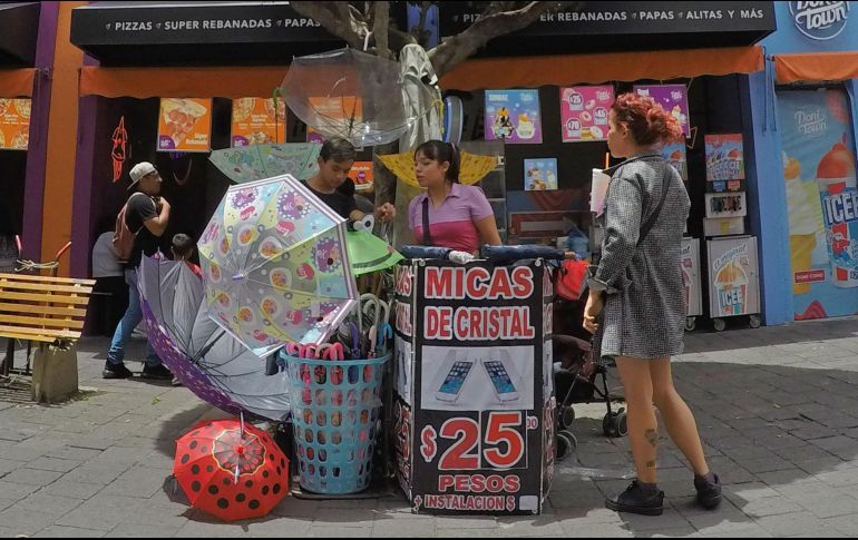 Comerciantes podrán ofrecer sus productos a partir de hoy en la vía pública. EL INFORMADOR/Archivo