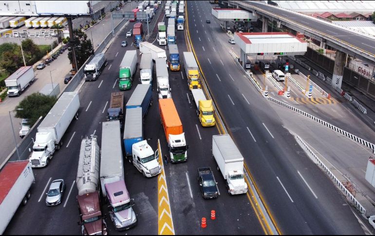 Durante más de dos días, los pobladores cerraron completamente las vialidades para demandar el pago de sus tierras que fueron expropiadas para la construcción de la autopista hace décadas. SUN / J. C. Williams