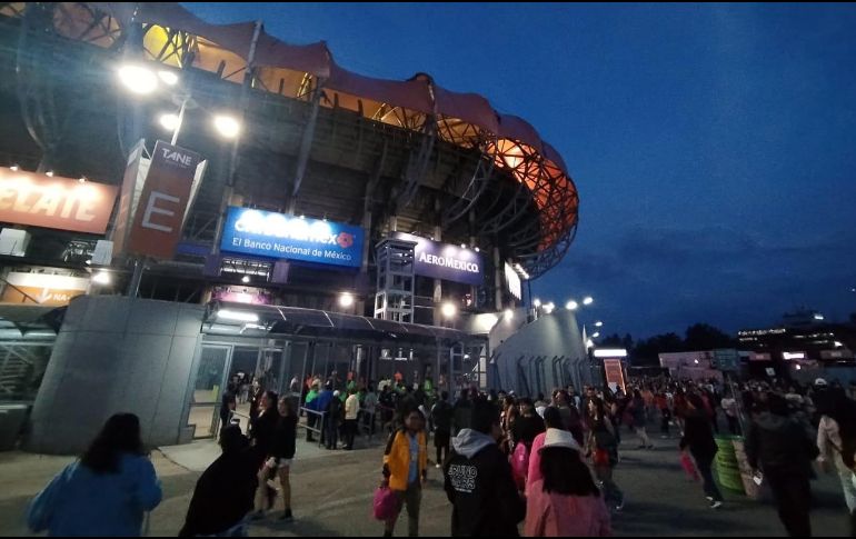 Fans de Bruno Mars que acuden al concierto que ofrece en el Estadio GNP Seguros, antes Foro Sol. Foto: Agencia SUN/ J. Sánchez.