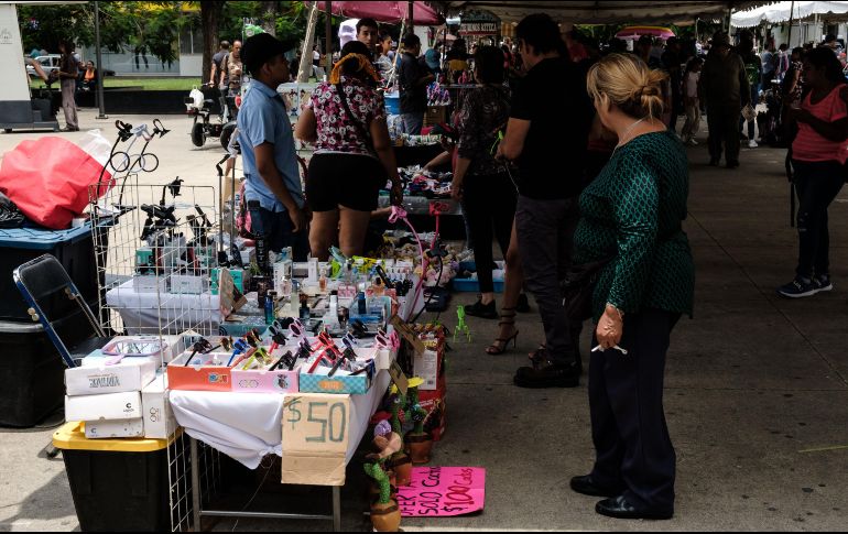 Algunos vendedores se intalaron de manera formal en el jardín San Francisco, conocido como el de los “Dos templos”. EL INFORMADOR/J. Urrutia