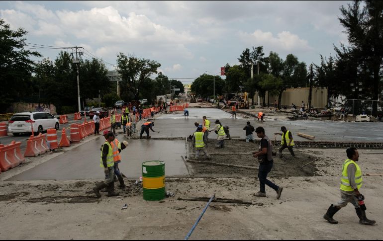 Trabajadores laboraron toda la noche para dar los últimos detalles al puente, que se abrirá a la circulación hoy por la tarde. EL INFORMADOR/J. Urrutia