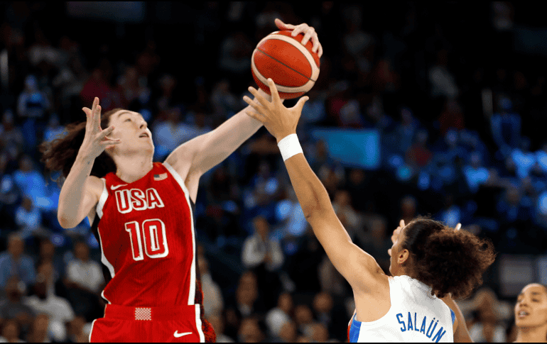 El último himno en escucharse en París es el de Estados Unidos tras la victoria del equipo femenil de baloncesto. EFE / EPA / CAROLINE BREHMAN