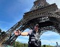 La policía evacúa los alrededores de la Torre Eiffel luego que un individuo fue visto escalando el icónico monumento de París, el domingo 11 de agosto de 2024. AP Foto /Aijaz Rahi