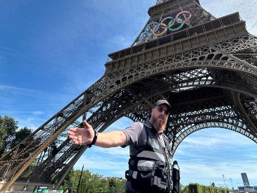 La policía evacúa los alrededores de la Torre Eiffel luego que un individuo fue visto escalando el icónico monumento de París, el domingo 11 de agosto de 2024. AP Foto /Aijaz Rahi