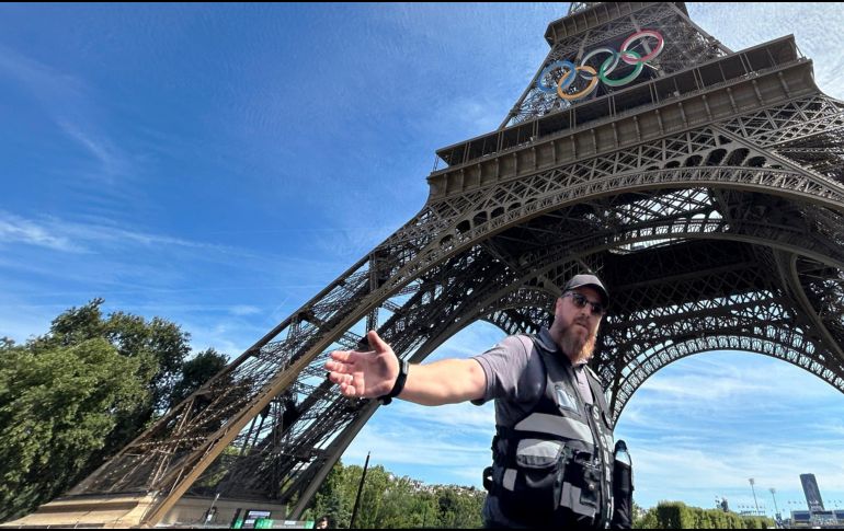 La policía evacúa los alrededores de la Torre Eiffel luego que un individuo fue visto escalando el icónico monumento de París, el domingo 11 de agosto de 2024. AP Foto /Aijaz Rahi