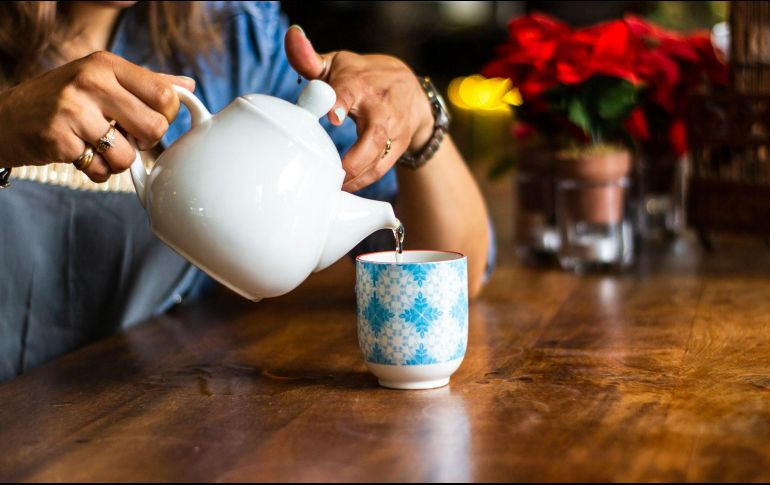 Las catequinas del té verde mejoran la sensibilidad a la insulina, promoviendo un equilibrio metabólico más saludable desde temprano en la mañana. ESPECIAL / Foto de Louis Hansel en Unsplash