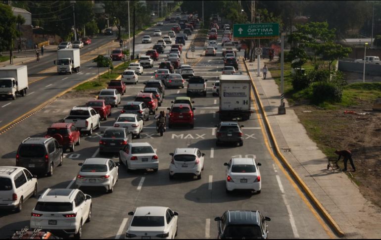 Pese a la rehabilitación, las personas aseguran que la carga vehicular es la misma que se tenía antes de que se derrumbara la avenida. EL INFORMADOR/ J. Urrutia