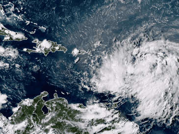 Esta imagen satelital GOES-16 GeoColor, captada a las 4:30 de la tarde --hora del este de Estados Unidos-- y proporcionada por la Oficinal Nacional de Administración Oceánica y Atmosferica (NOAA, por su siglas en ingles), muestra la tormenta tropical Ernesto sobre el oceano Atlántico el lunes 12 de agosto de 2024. AP.