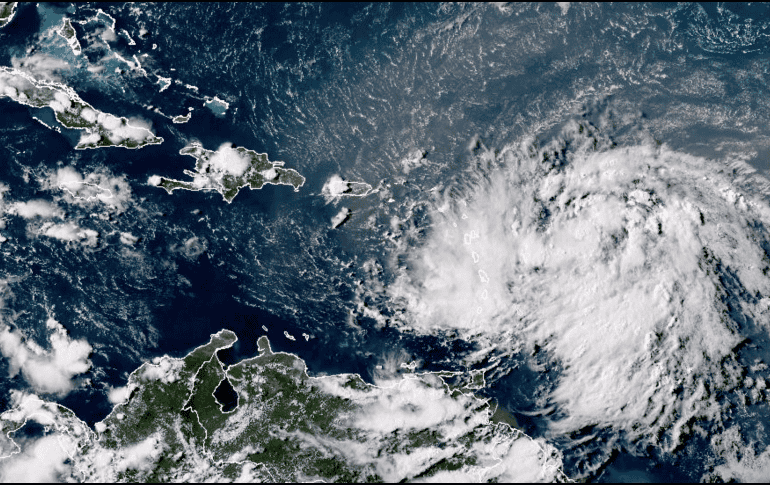 Esta imagen satelital GOES-16 GeoColor, captada a las 4:30 de la tarde --hora del este de Estados Unidos-- y proporcionada por la Oficinal Nacional de Administración Oceánica y Atmosferica (NOAA, por su siglas en ingles), muestra la tormenta tropical Ernesto sobre el oceano Atlántico el lunes 12 de agosto de 2024. AP.