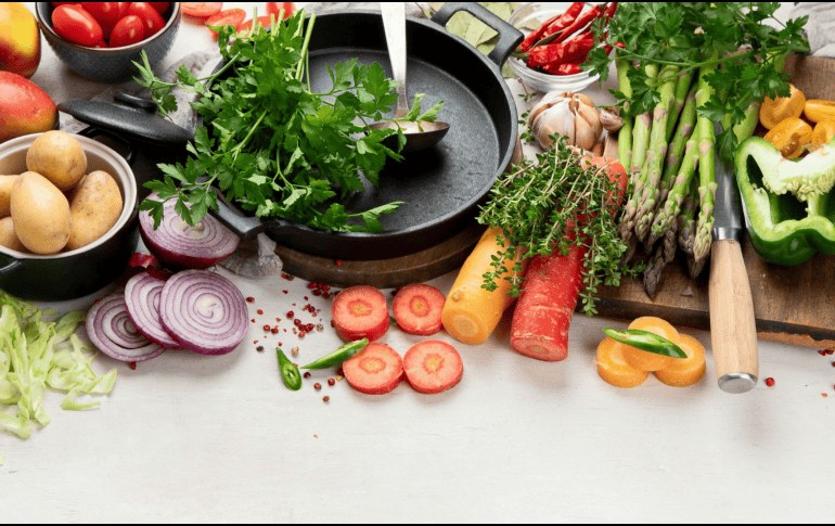 Optar por una dieta equilibrada y rica en alimentos frescos y no procesados puede ayudar a mantener una buena salud a largo plazo. CANVA