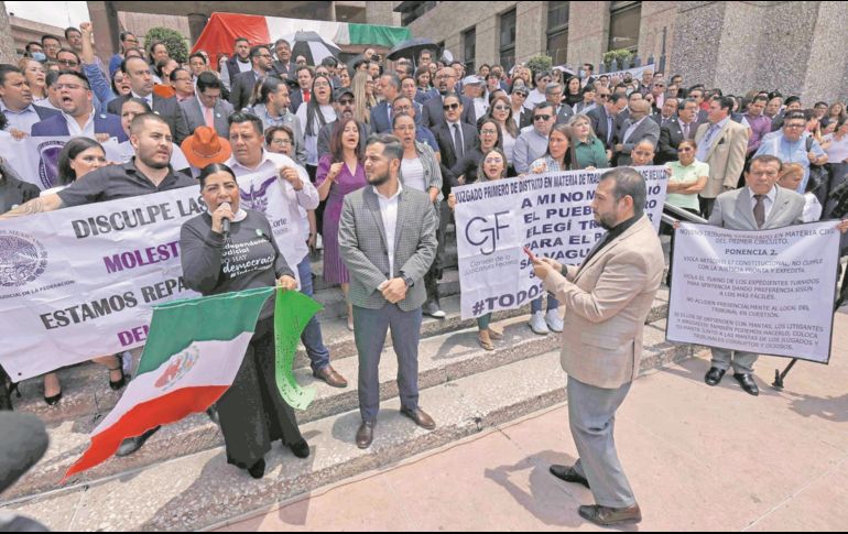 Magistrados y Jueces se manifestaron en las escalinatas del Congreso de la Unión ayer. EL UNIVERSAL