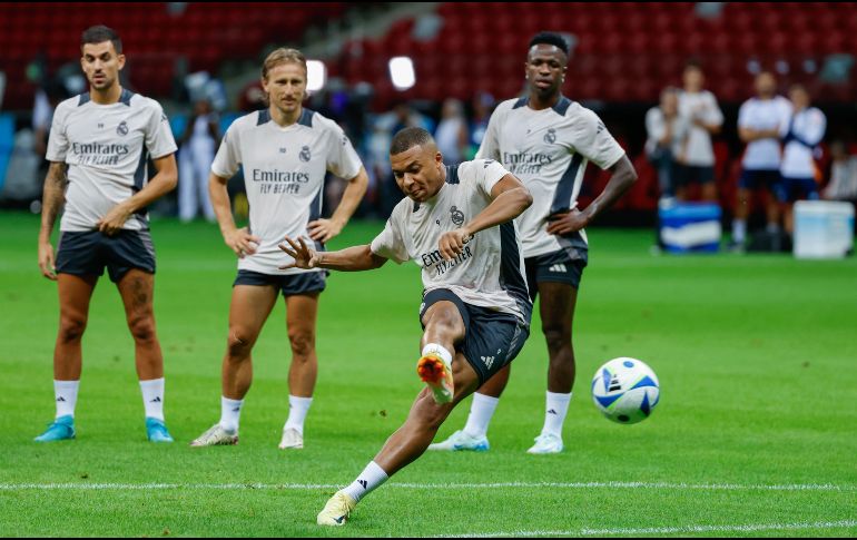 Todo apunta a que Mbappé tendrá su debut con el Real Madrid esta tarde. Su titularidad y posición específica aún no están definidas. EFE/Mariscal