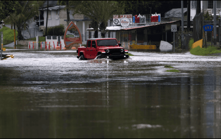 Fotografía de una carretera inundada tras el paso del huracán Ernesto, en Dorado (Puerto Rico). EFE/ Thais Llorca