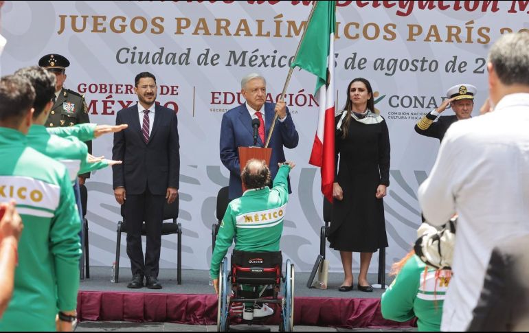 La escolta que recibió la bandera de manos del Presidente Andrés Manuel López Obrador estuvo conformada por los atletas Kenia Villalobos, Karina Hernández, Juan Diego García, Kenya Lozano y Luis López. X / @Conade